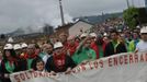 Coal miners and their families attend a rally in support of the miners locked in the Pozo Candin mine, in Tuilla, near Oviedo, northern Spain, June 16, 2012. Five miners have locked themselves up at the mine in protest at the government's proposal to decrease funding for coal production. REUTERS/Eloy Alonso (SPAIN - Tags: CIVIL UNREST BUSINESS EMPLOYMENT ENERGY) Published: Čer. 16, 2012, 5:03 odp.