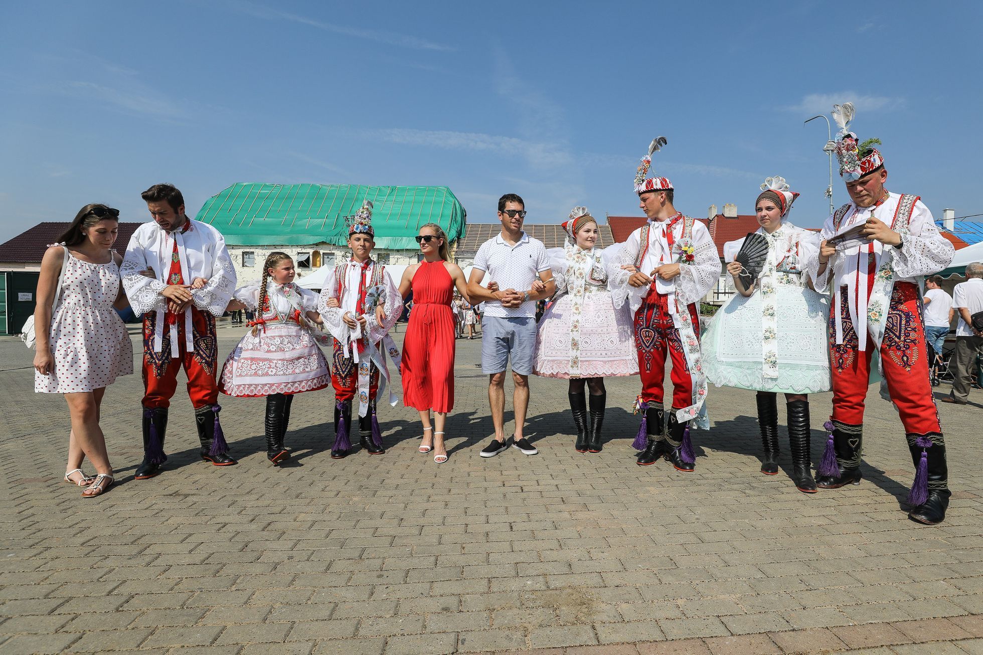 Obce zasažené tornádem, měsíc poté, hody - pouť, kroje, tradice, folklór - Mikulčice, Moravská Nová Ves, Hrušky, Hodonínsko, tornádo