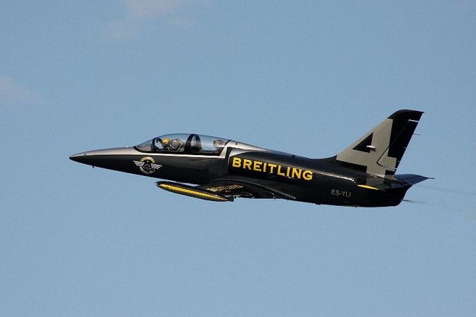 L-39 - Breitling team (české letadlo, francouzský pilot, nizozemská značka, estonská registrace)