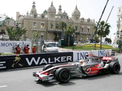 Lewis Hamilton při tréninku na Velkou cenu Monaka.