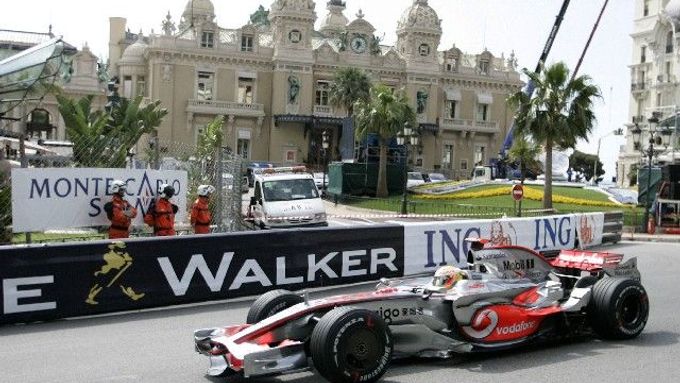 Lewis Hamilton při tréninku na Velkou cenu Monaka.