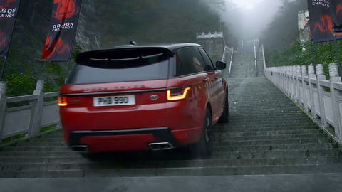 VIDEO: Range Rover vyjel po schodech až k legendární Nebeské bráně v Číně