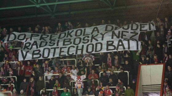 Hokejoví fanoušci v Olomouci prokázalo hodně vtipu, ale jejich hráčům to moc nepomohlo. Podívejte se na fotografie z utkání se Zlínem.