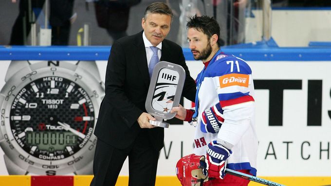 Ilja Kovalčuk přebírá od Reného Fasela cenu pro stříbrný tým mistrovství světa 2015 v Praze.