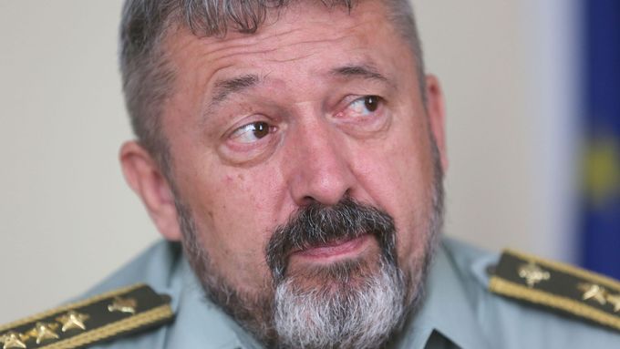 Generálporučík Aleš Opata má pověst ranaře, drsňáka, který nikomu nic nedaruje, a jeho řeč je ano, ano, ne, ne. V českém prostředí balzám.