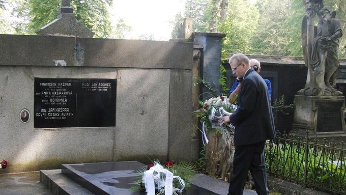 Náměstek hejtmana Jan Tichý pokládá věnec na hrobku prvního českého letce Jana Kašpara