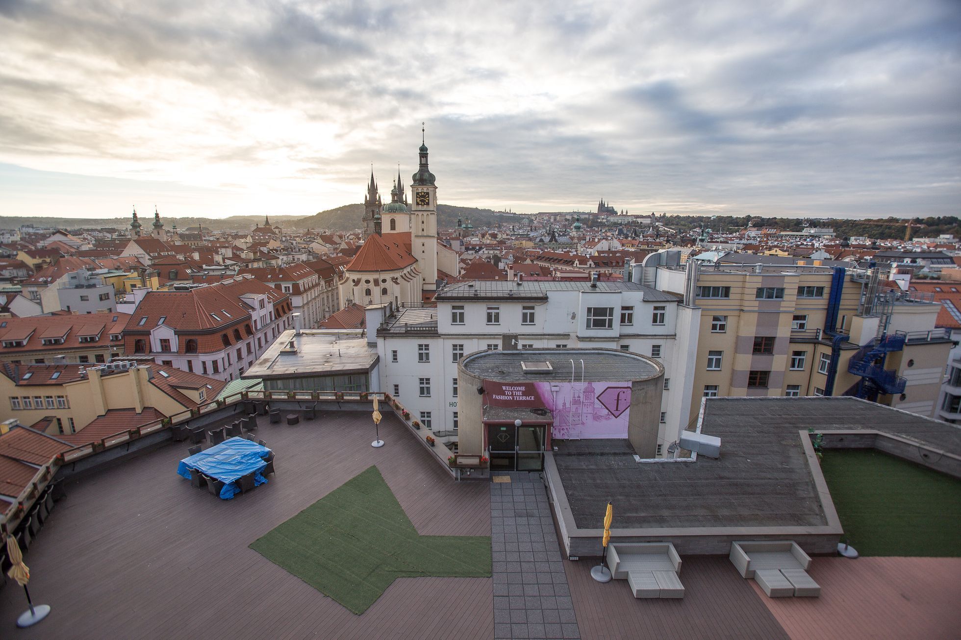 Obchodní dům Kotva, Praha + panorama Prahy z jeho střechy