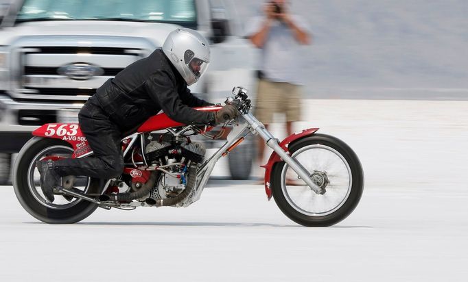 Účastníci 64. ročníku závodu Bonneville Speed Week v Utahu, který se jede na vyschlé solné planině