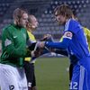 Fotbalista Olomouce Aleš Škerle (vpravo) předává vlajku Karlu Pitákovi v utkání proti Jablonci v Gambrinus lize 2012/13.