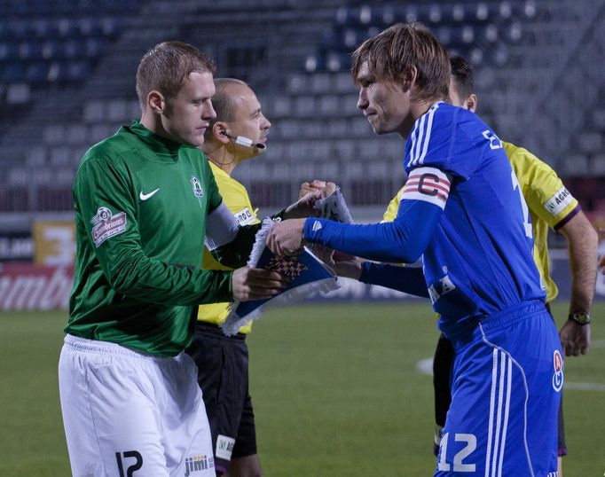 Fotbalista Olomouce Aleš Škerle (vpravo) předává vlajku Karlu Pitákovi v utkání proti Jablonci v Gambrinus lize 2012/13.