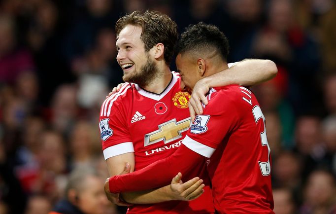 Daley Blind slaví branku se střelcem Jessem Lingardem