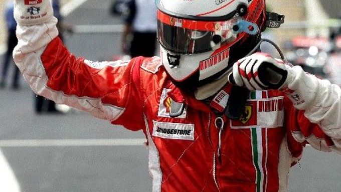 Finský pilot formule jedna Kimi Räikkönen z týmu Ferrari se raduje ze zisku titulu mistra světa.