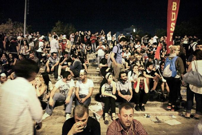 Demonstrace na istanbulském náměstí Taksím očima tureckého fotografa