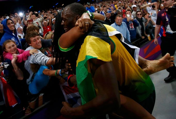 Jamajský sprinter Usain Bolt se raduje z vítězství a světového rekordu ve štafetě 4x100 metrů na OH 2012 v Londýně.