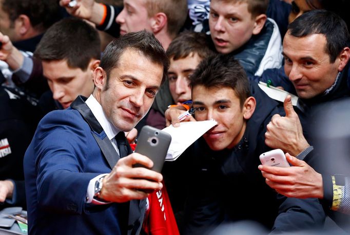 Player Alessandro Del Piero of Italy takes a 'selfie' with supporters as he arrives for the FIFA Ballon d'Or 2014 soccer awards ceremony at the Kongresshaus in Zurich Jan