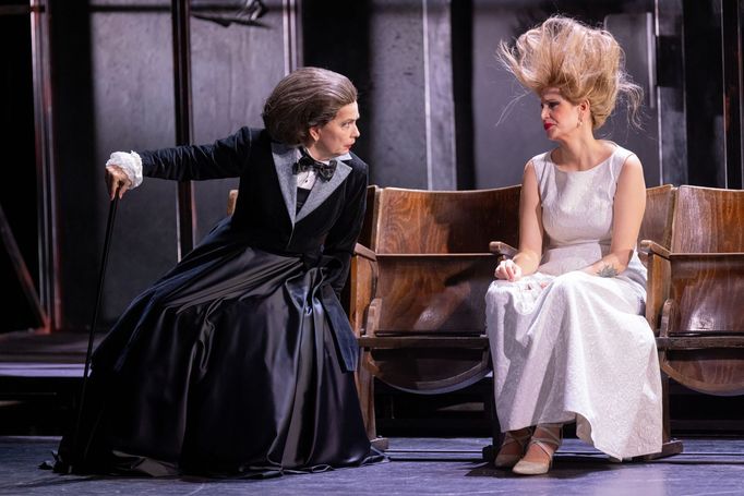 Hana Vaňková jako vévodkyně z Yorku a Petra Kocmanová coby královna Alžběta.