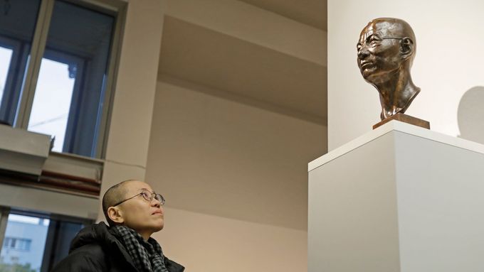 Čínská disidentka Liou Sia nakonec bustu svého muže Liou Siao-poa v pražském DOX (na snímku) spatřila až vloni v listopadu.