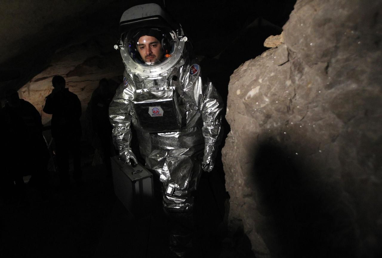 Obrazem: V alpských jeskyních se testují skafandry pro misi na Mars