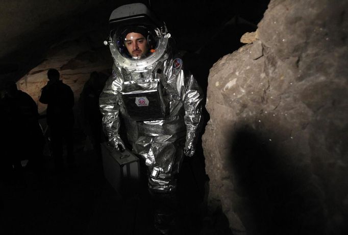 Physicist Daniel Schildhammer wears the Aouda.X spacesuit simulator during a field test of Oesterreichisches Weltraum Forum (Austrian space forum) inside the Eisriesenhoehle (giant ice cave) at Dachstein mountain near the village of Obertraun April 28, 2012. Scientists were out of this world on Tuesday about tests in icy Alpine caves of the technology needed for a mission to Mars one day Scientists picked the area - which Groemer called a "scientific playground" - for experiments because ice caves would be a natural refuge for any microbes on Mars seeking steady temperatures and protection from damaging cosmic rays.The Aouda.X is a spacesuit simulator for manned missions to Mars, which is being developed under the Mars Analog Research Program PolAres and allows to simulate environmental conditions, a real space suit would be faced on Mars. Picture taken April 28. REUTERS/Lisi Niesner (AUSTRIA - Tags: SCIENCE TECHNOLOGY SOCIETY) Published: Kvě. 1, 2012, 5:24 odp.