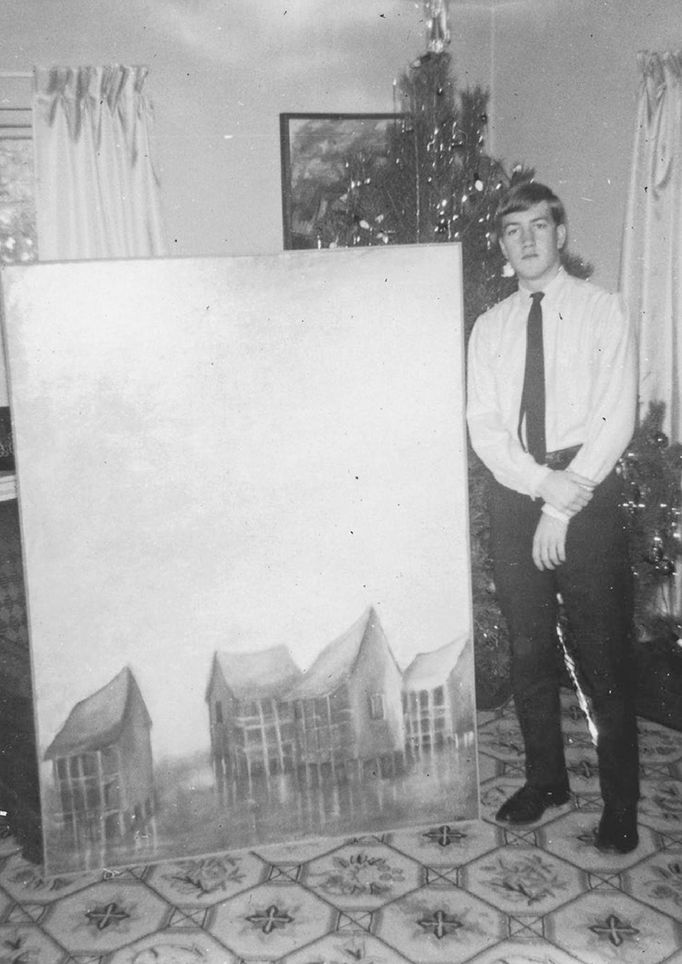 Lynch se svým obrazem v domě rodičů v Alexandrii ve Virginii v roce 1963. „Je to olej na plátně, pohled na přístaviště.“