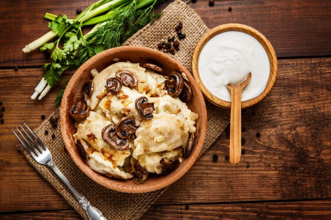 Domácí ravioli plněné sýrem ricotta s restovanými hříbky