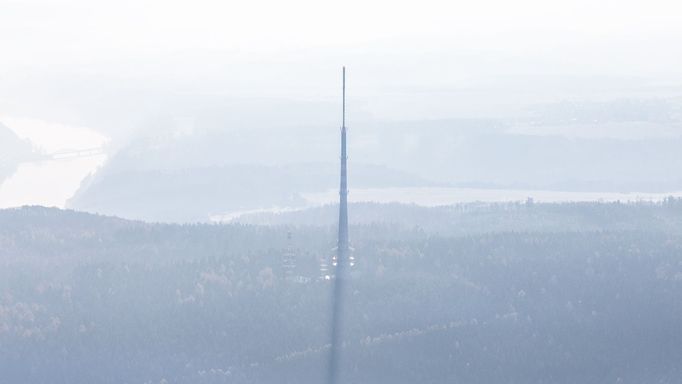 Na snímku: Mlhavě krásný snímek Cukráku, který ráno pořídil z letadla náš redakční kolega a fotograf Tomáš Vocelka v roce 2018.