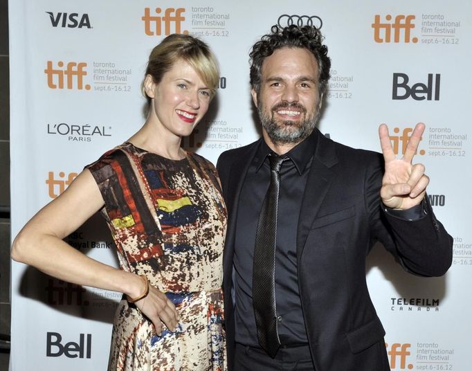 Herec Mark Ruffalo a jeho žena na premiéře filmu "Thanks For Sharing".