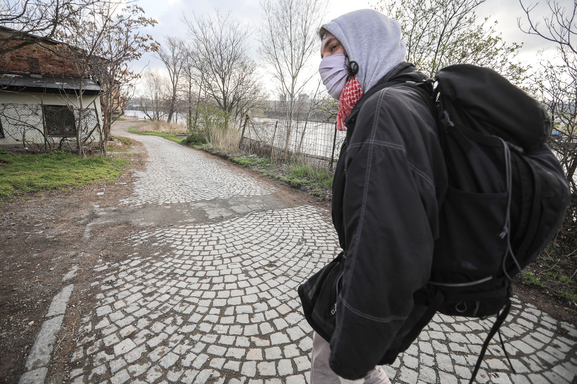 Armáda Spásy rozdává roušky lidem bez domova - koronavirus, bezdomovec, terénní pracovník, sociální práce, chudoba, vyloučení