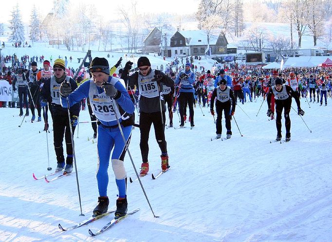 A záhy po běžecké elitě se postupně vydali na trať tisíce běžkařů. „To už bylo trochu horší. Trochu jsme se navzájem pletli, hlavně s těmi pomalejšími," vzpomněl Petr Müller. Se svým parťákem mají domluvená hesla. Zaměřují se hlavně na úhly stoupaní a klesání a zatáček.