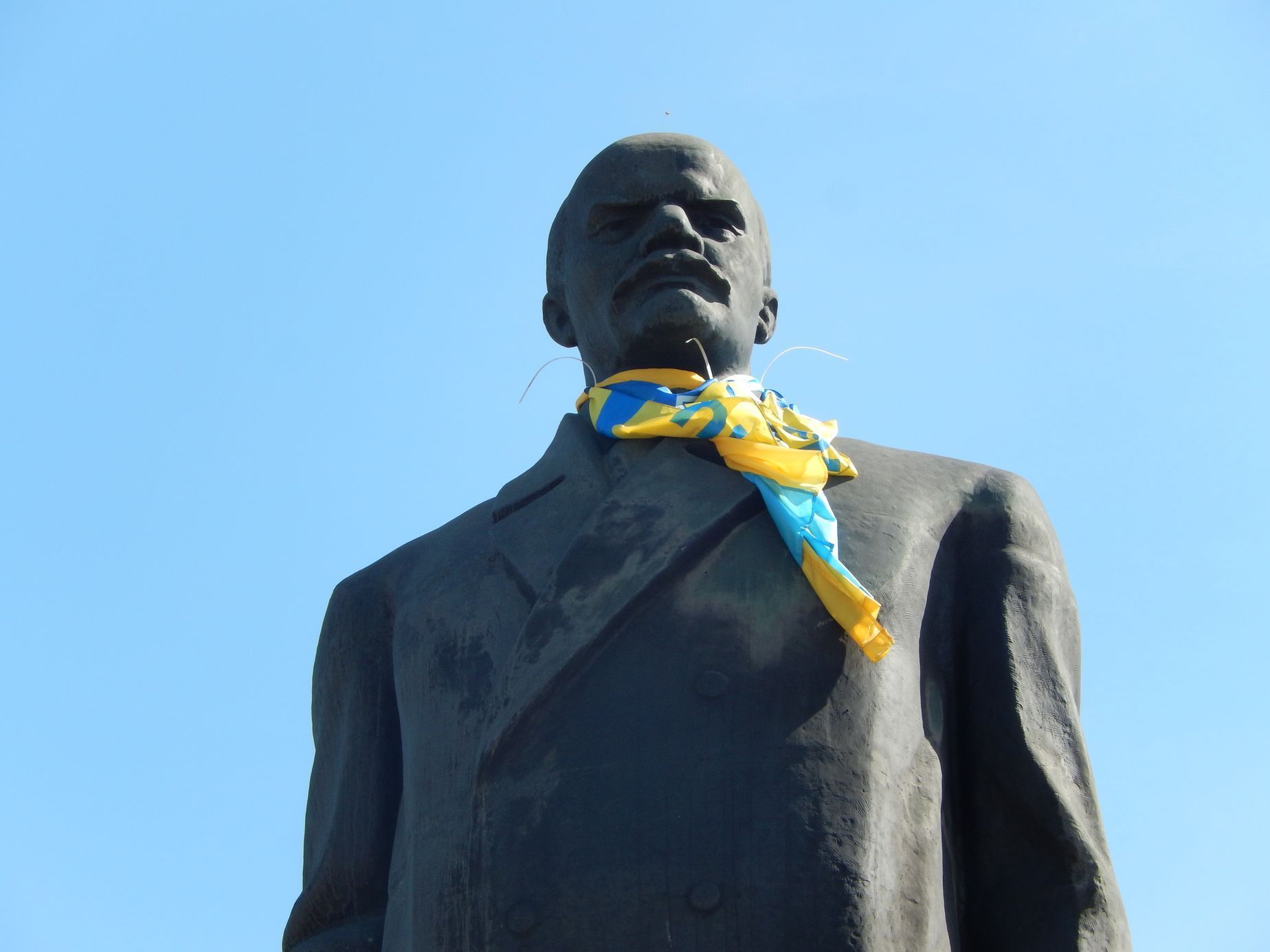 "Vylepšená" socha Lenina v Kramatorsku.