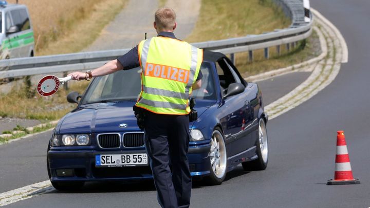 "Styďte se." Němečtí policisté vyškolili českého řidiče, který fotil vážnou nehodu