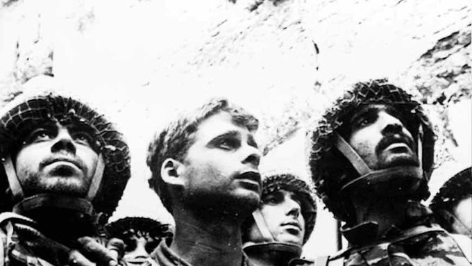 Nejslavnější Rubingerova fotografie: Tři izraelští vojáci u Zdi nářků po skončení šestidenní války v roce 1967