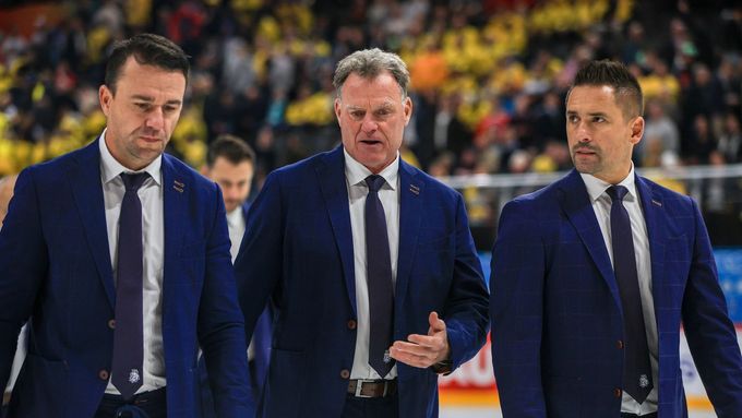 Radim Rulík (uprostřed) s asistenty Markem Židlickým a Tomášem Plekancem při čtvrtfinále MS