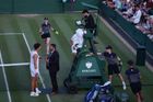 "Tohle nikdo nechápe." Do rozhodčích na Wimbledonu se po Macháčovi pustil i Becker