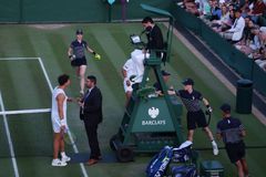 "Tohle nikdo nechápe." Do rozhodčích na Wimbledonu se po Macháčovi pustil i Becker