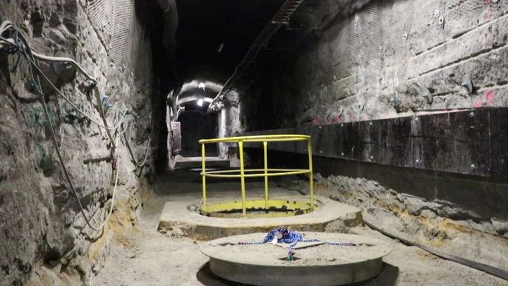 Finové dokončují obří jeskyni na ukládání jaderného paliva. Místní se těší, Češi děsí