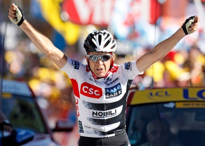 Vítězné gesto. Španěl Carlos Sastre zvedá ruce v cíli 210 kilometrů dlouhé etapy Tour de France, která skončila v horském městečku L'Alpe-d'Huez.