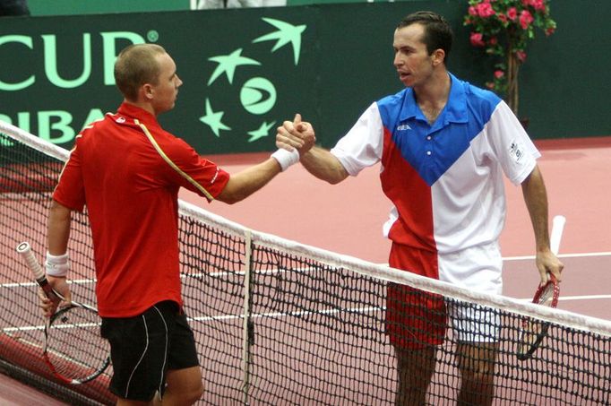 Radek Štěpánek si podává ruce se Stevem Darcisem. Sehráli spolu velmi vyrovnané utkání, které Štěpánek vyhrál 3:0, z toho dva sety v tiebreaku.