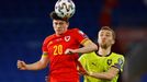 Daniel James a Tomáš Souček v utkání kvalifikace MS 2022 Wales - Česko