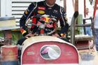 Mark Webber si před začátkem Velké ceny Indie vyzkoušel volant traktoru.