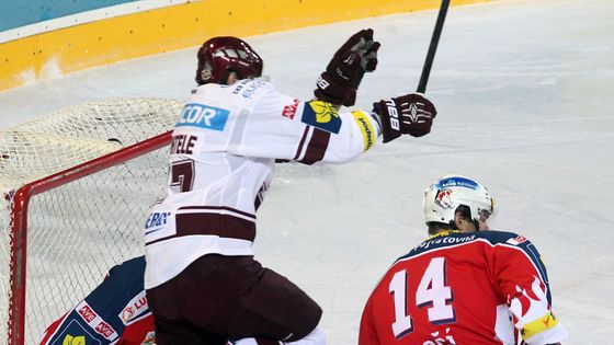 Pardubický odchovanec Jan Buchtele na první branku Sparty nahrál a druhou sám vstřelil. Dá se tedy říct, že na výhře 3:0 má právě on ten největší podíl. Prohlédněte si galerii.