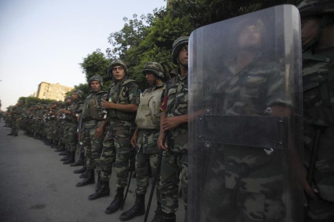 Army soldiers take their positions in front of protesters who are against Egyptian President Mohamed Mursi, near the Republican Guard headquarters in Cairo July 3, 2013. A meeting between the head of the Egyptian armed forces, liberal opposition leaders and senior Muslim and Christian clerics, has ended and a statement will be issued within the hour, the armed forces said in a statement on Facebook on Wednesday. REUTERS/ Amr Abdallah Dalsh (EGYPT - Tags: POLITICS CIVIL UNREST MILITARY) Published: Čec. 3, 2013, 7:05 odp.