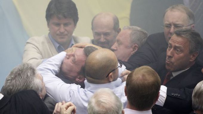 Rvačky se odehrávají i například v ukrajinském parlamentu - iIlustrační foto