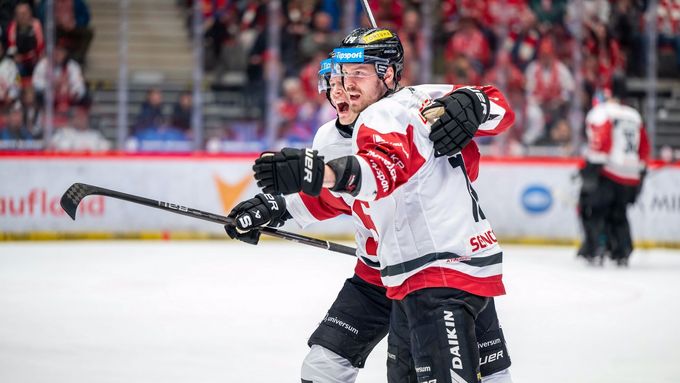 Filip Chlapík a Jakub Krejčík slaví gól Sparty.