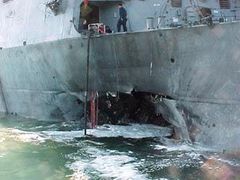 Americká loď Cole po útoku teroristů v adenském přístavu 12. října 2000