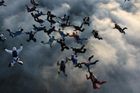 Letecký den: při hromadném skoku se zabil parašutista