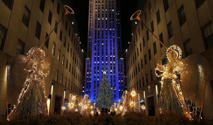 View of the 80th Annual Rockefeller Center Christmas Tree Lighting Ceremony in New York, November 28, 2012. Picture taken November 28, 2012. REUTERS/Carlo Allegri (UNITED STATES - Tags: SOCIETY PROFILE RELIGION) Published: Lis. 29, 2012, 9:36 odp.