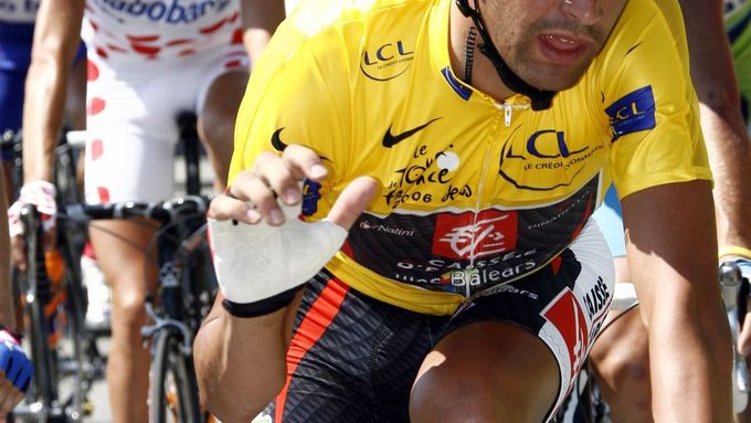 Vedoucí jezdec Tour de France Oscar Pereiro na startu 17. etapy.