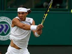 Španěl Rafael Nadal při zápase čtvtfinále Wimbledonu s Tomášem Berdychem.
