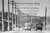 Trolejbus Tatra T400 na lince č. 56 v Novovysočanské ulici poblíž Krejcárku. V 50. letech byla móda vyrábět pro trolejbusové tratě betonové sloupy trakčního vedení místo obvyklých ocelových.